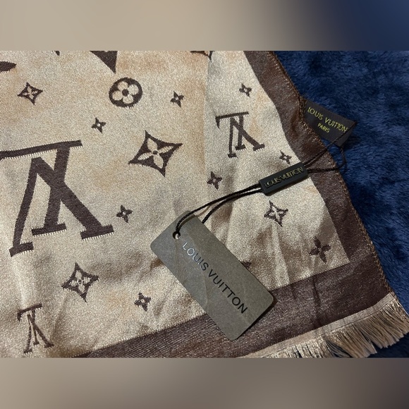 Authentic Louis Vuitton silk scarf. Beautifuliful! - Picture 9 of 15